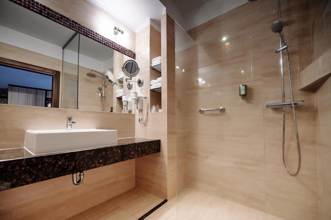 Blue Diamond Hotel Active Spa Trzebownisko Екстериор снимка