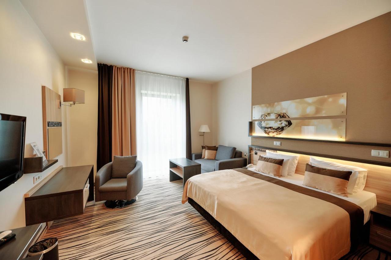 Blue Diamond Hotel Active Spa Trzebownisko Екстериор снимка