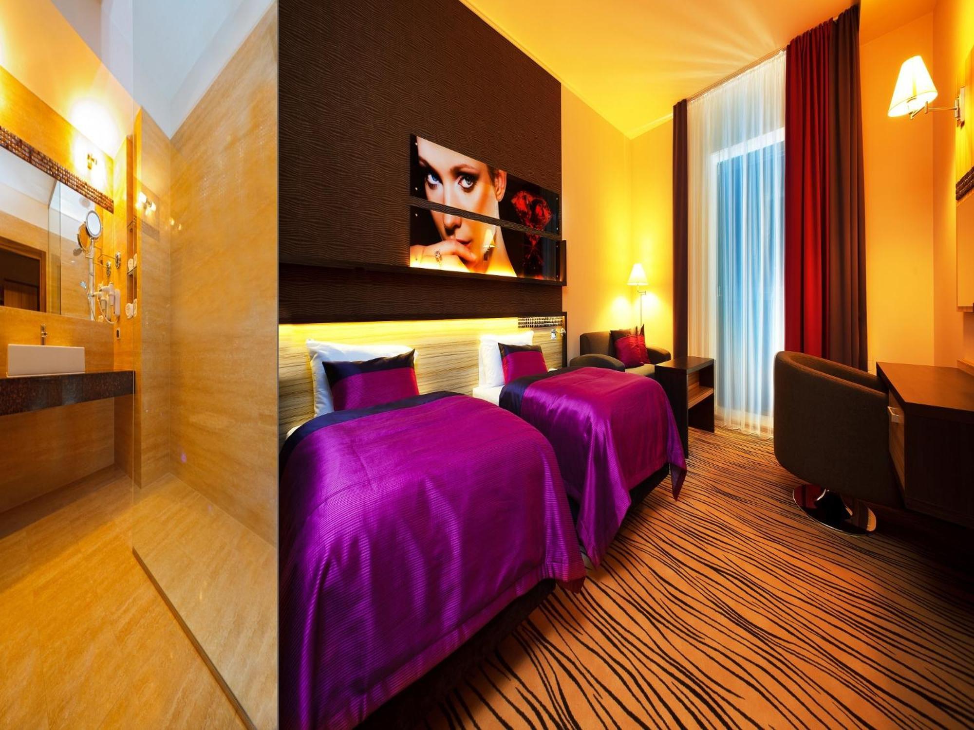 Blue Diamond Hotel Active Spa Trzebownisko Екстериор снимка