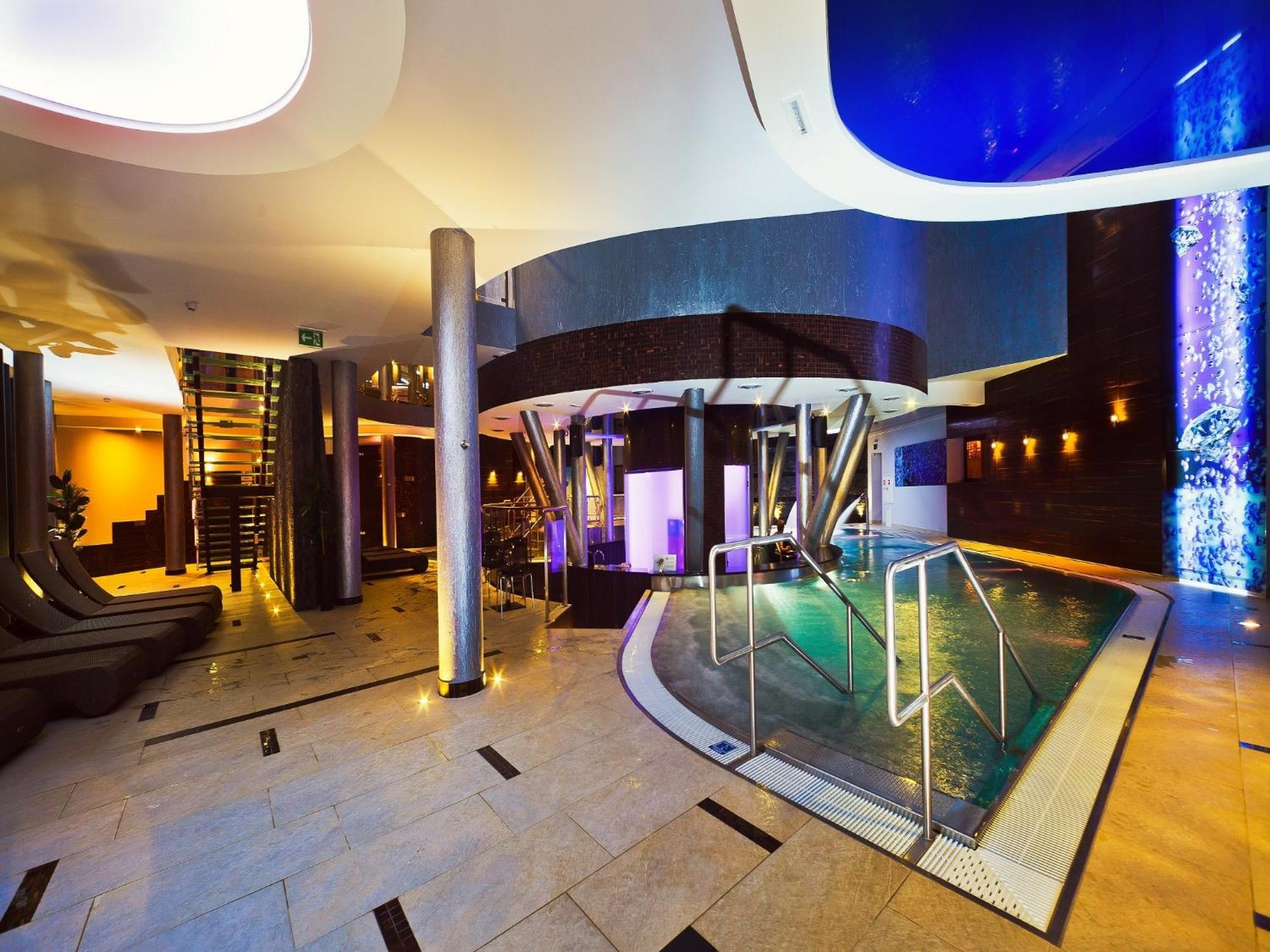 Blue Diamond Hotel Active Spa Trzebownisko Екстериор снимка