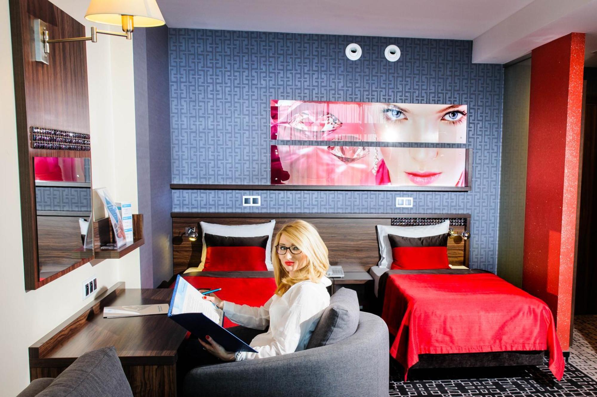 Blue Diamond Hotel Active Spa Trzebownisko Екстериор снимка