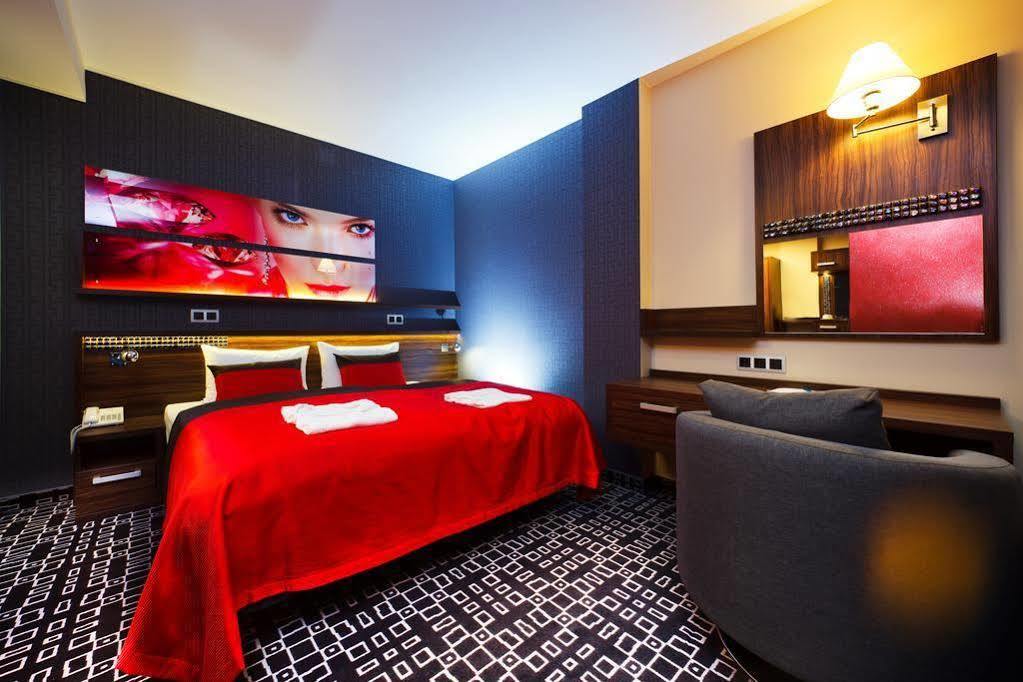Blue Diamond Hotel Active Spa Trzebownisko Екстериор снимка